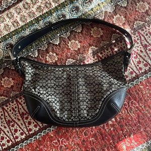 Vintage Coach Signature Logo Shoulder bag In great condition no visible wear